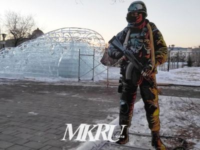 Центр Читы охраняют 24 ледяных и пластиковых солдата с автоматами