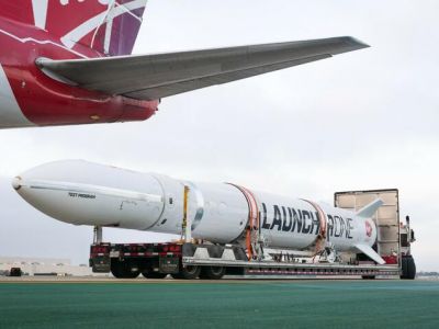 Самолет-носитель Cosmic Girl и ракета LauncherOne компании Virgin Orbit. Фото: twitter.com/VirginOrbit Читать полностью: https://news.zerkalo.io/world/30009.html?c