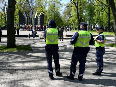 Возложение цветов к вечному огню в парке Дубровина в Даугавпилсе. Фото: Ivars Soikans / LETA