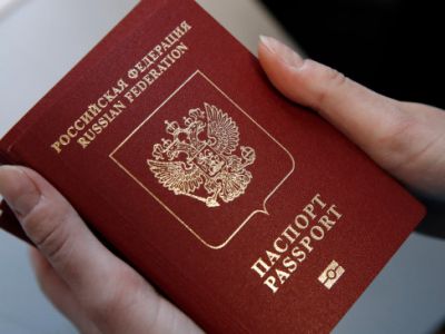 Уклонистам из РФ могут запретить получать загранпаспорта за рубежом