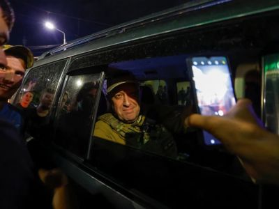 Евгений Пригожин уезжает из Ростова. Фото: Alexander Ermochenko / Reuters