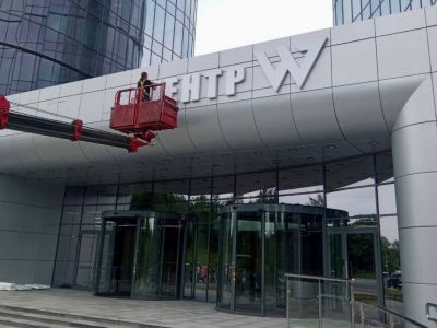 Снятие вывески с "Вагнер-центра" в Петербурге. Фото: t.me/paperpaper_ru Снятие вывески с "Вагнер-центра" в Петербурге. Фото: t.me/paperpaper_ru