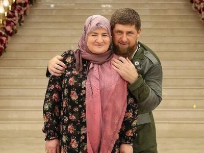 Путин наградил мать Кадырова Орденом Почета