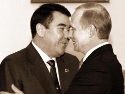Сапармурат Ниязов (Туркменбаши) и Владимир Путин, 2003 г. Фото: AP