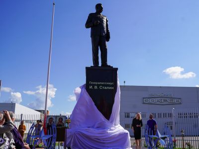 Открытие памятника Сталину в Великих Луках (Псковская обл.) Фото: t.me/sotaproject