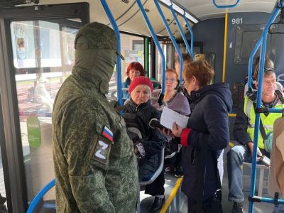 В Челябинске люди в камуфляже с Z-нашивками и балаклавах устроили рейд в общественном транспорте