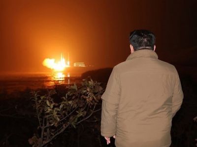 Ким Чен Ын наблюдает за запуском ракеты со спутником "Маллигён-1". Фото: ЦТАК