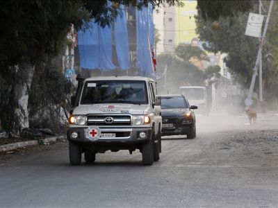 Автомобили Международного комитета Красного Креста (МККК) перевозят палестинцев, чьи дома были разрушены в результате конфликта, в безопасные районы. Фото: Getty Images