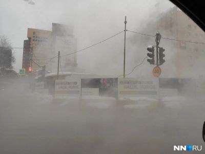 Нижегородцы получили ожоги из-за прорыва трубы с горячей водой в центре города