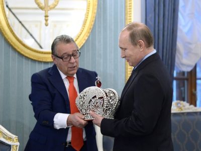 Хазанов дарит Путину корону Хазанов дарит Путину корону