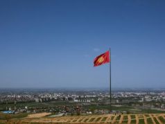 Флаг Кыргызстана. Фото: Валентин Федоров / ТАСС