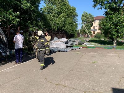 В Краснодаре сорвало крышу со школы перед праздничной линейкой, пострадали 12 детей