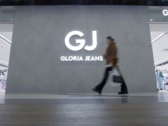 Женщина проходит мимо магазина Gloria Jeans в ТЦ Columbus в Москве. Фото: Gloria Jeans / РИА Новости