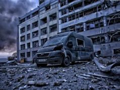 Поврежденный автомобиль возле бизнес-центра в Оболонском районе Киева, 6 апреля 2025 года Yan Dobronosov / Global Images Ukraine / Getty Images