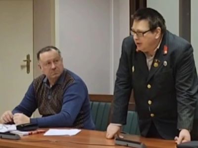 Дмитрий Денисов (слева) на суде. Фото: vkrizis.info Дмитрий Денисов (слева) на суде. Фото: vkrizis.info