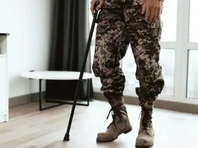 На фронт на костылях. Фото: ВКонтакте