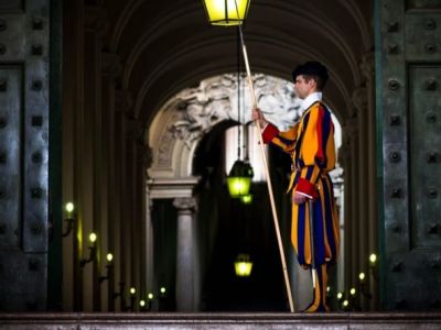 Швейцарский гвардеец на охране Ватикана. Фото: pixabay.com Швейцарский гвардеец на охране Ватикана. Фото: pixabay.com