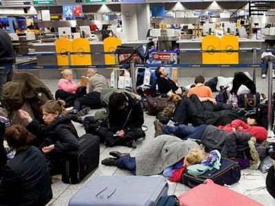 Пассажиры ждут рейса. Фото: Телеграм Пассажиры ждут рейса. Фото: Телеграм